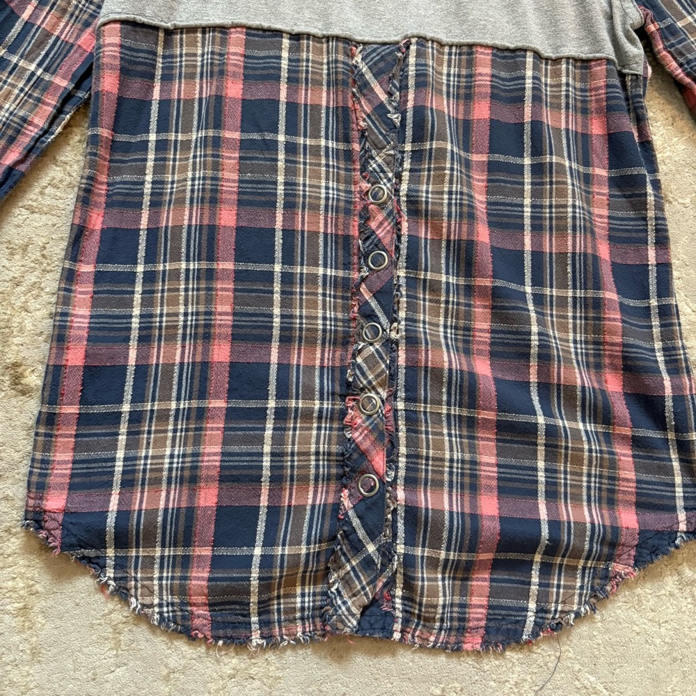 Girl Krazy Women’s Plaid Long Sleeve Button Down Raw Edge Shirt Size Small - Picture 13 of 16